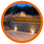 Muret en gabion dans un jardin