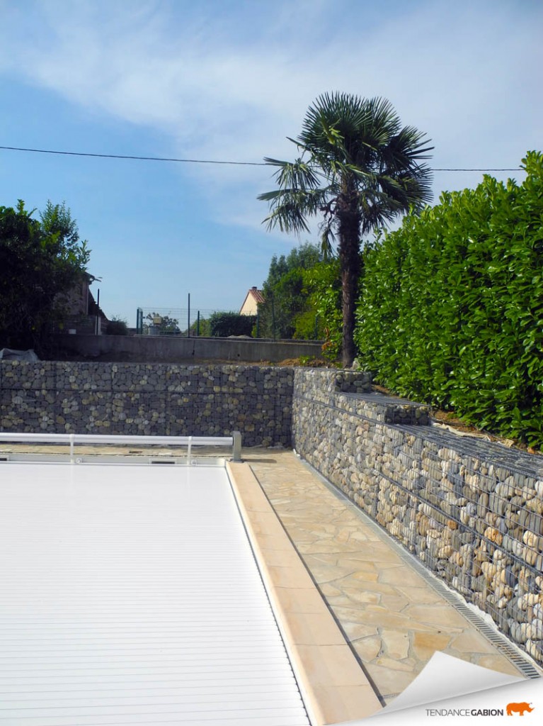 Muret en gabion entourant une piscine