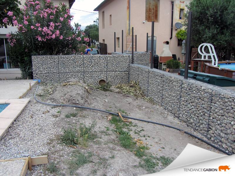 Tendance gabion, clôture séparative avec muret en gabion qui viendra supporter des claustras en bois