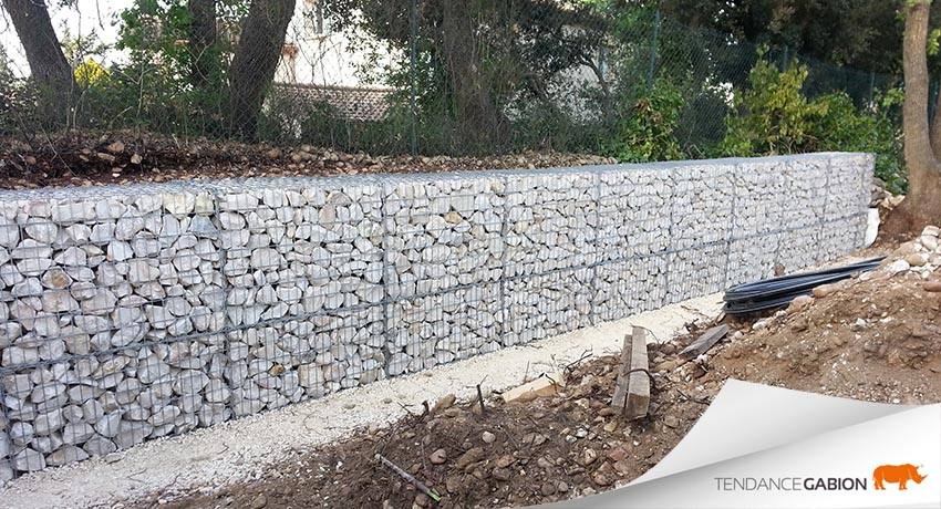 Tendance Gabion, petit mur de soutènement de 1,20m de hauteur, en 2 rangs : 70cm sur 50cm, posé sur une assise en tout-venant compacté.