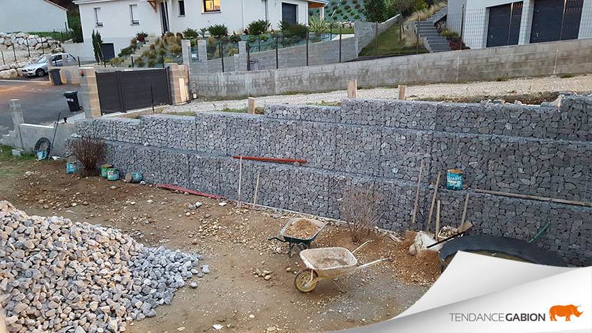 Tendance Gabion, création d'un mur de soutènement à hauteurs variables, de 1,5m à 2,5m, avec décalage de chaque rang pour une meilleure résistance aux poussée.