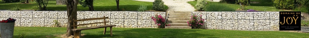 Réalisation d'un mur de soutènement en gabion dans un jardin : Domaine de Joy