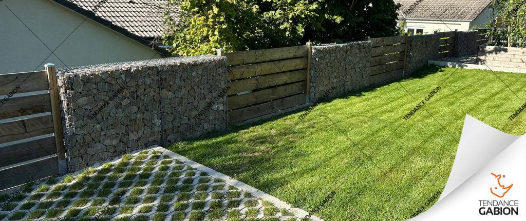 Clôture en gabion et en bois